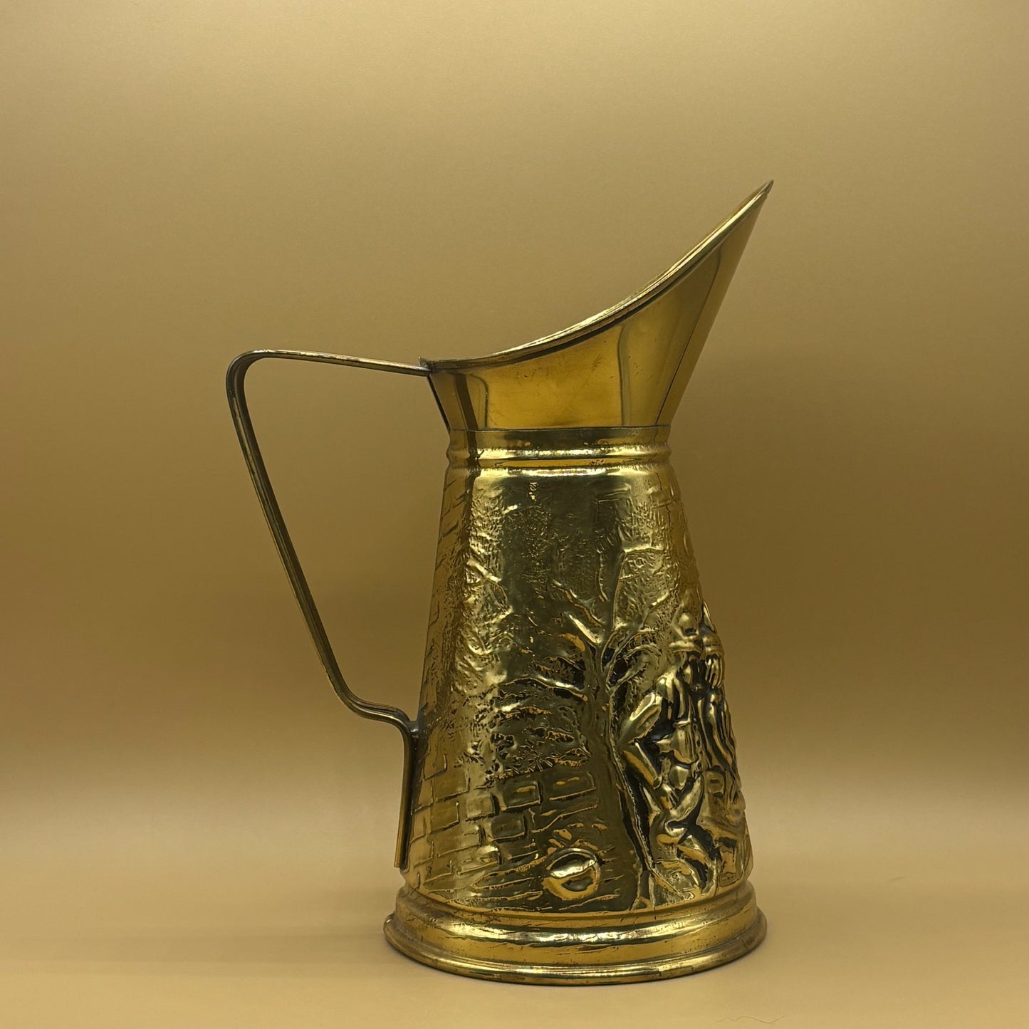 VTG English Tavern Scene Hammered Metal Pitcher - Gold Patina
