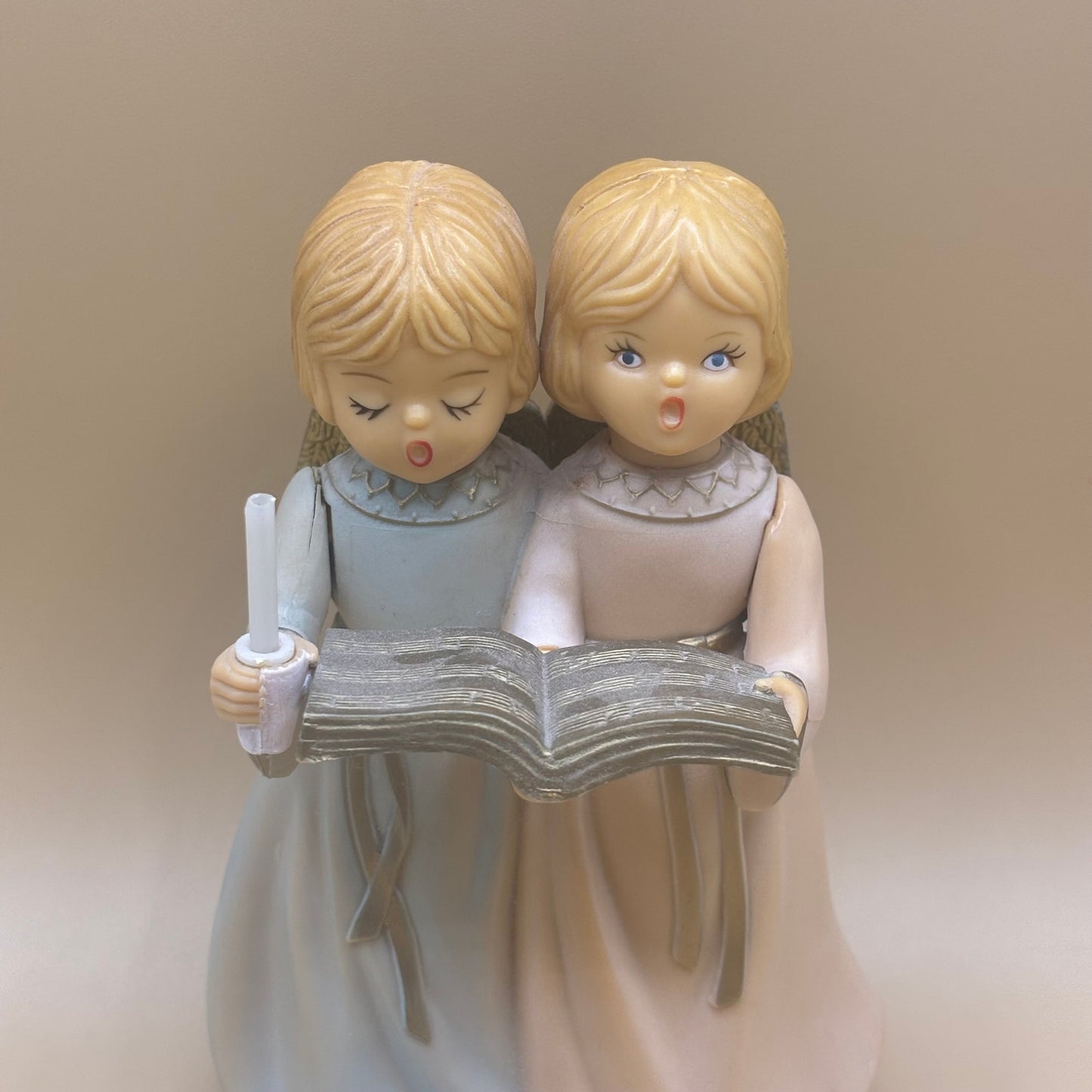 1981 Merton Co Christmas Caroling Angels Musical Figurine
